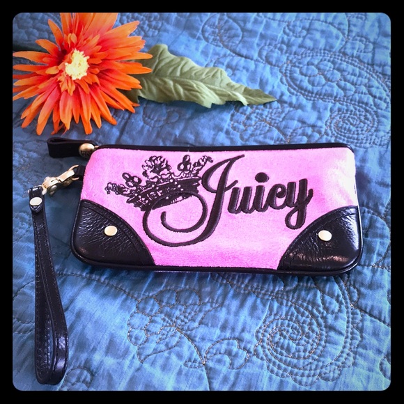 Juicy Couture Handbags - 💞 JUICY COUTURE WRISTLET 💞